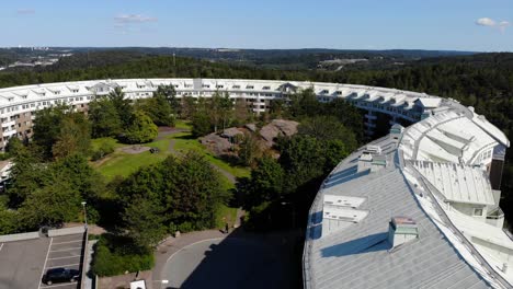 Vista-Aérea-De-Drones-De-Modernos-Edificios-De-Apartamentos-Residenciales-Suecos-En-Los-Suburbios