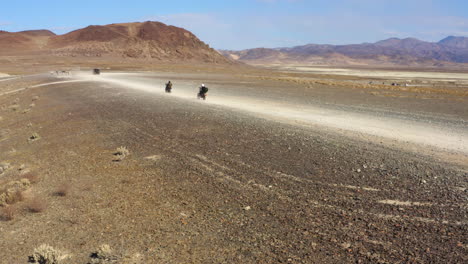 Grupo-De-Motociclistas-Que-Escapan-Y-Se-Exilian-En-El-Desierto,-Desierto-Pináculo-De-Trona