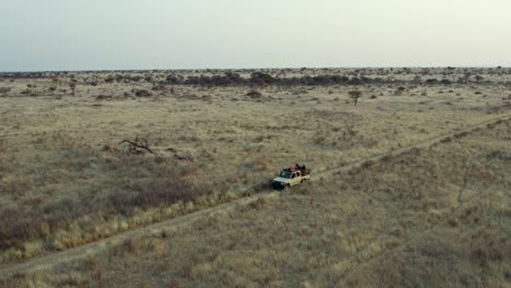 Fahrzeugfahren-In-Afrikanischen-Wiesen-In-Der-Savanne-Namibias,-Aufnahme-Aus-Der-Luft