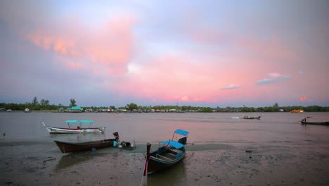 Eine-Schöne-Aussicht-Auf-Den-Fluss-Pak-Nam-In-Krabi,-Thailand-Mit-Einem-Rosa-Bewölkten-Sonnenuntergang-Und-Longtail-booten