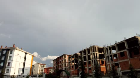 Verlassene-Gebäude-Und-Himmel-Mit-Wolkenzeitraffer