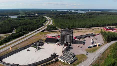 Drohnenansicht-Des-Unvollendeten-Drachentorzentrums-In-Schweden,-Aus-Der-Luft