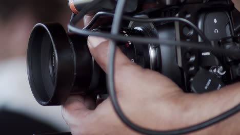 Die-Hand-Des-Kameramanns-Passt-Blende-Und-Objektivschärfe-An-Einer-Kleinen-Digitalkamera-An