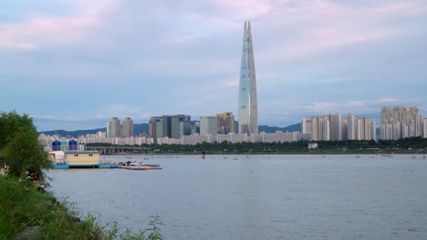 Sunset-over-the-Han-river-with-the-Lotte-World-Tower-in-the-background---static-wide-angle-scenic-view