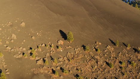 Drohnenflug-über-Den-Abhang-Jahrelanger-Schlackenkegel-Vulkanlavaberge-Auf-Der-Erde