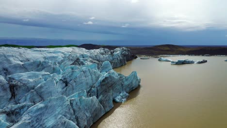 View-Of-The-Break-off-Edge-Of-Majestic-Svínafellsjökull,-An-Outlet-Glacier-Of-Vatnajökull-In-South-Iceland---aerial-drone-shot