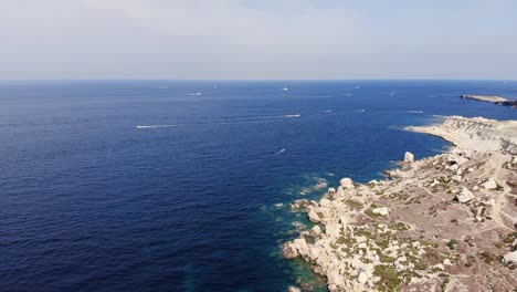 Hübsches-Luftdrohnenvideo-Aus-Malta,-Mellieha,-Selmun-Gebiet,-Das-Das-Wunderschöne-Meer-Entlang-Der-Küste-Zeigt