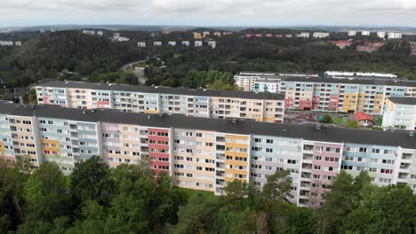 Vista-Aérea-De-Siriusgatan,-Gotemburgo,-Suecia,-Coloridos-Apartamentos-Residenciales-En-Edificios-Alineados,-Toma-Panorámica-De-Drones