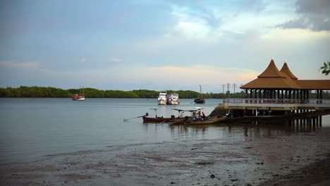 Die-Ortsansässigen-Besteigen-Langheckboote-Für-Den-Transport-Zu-Einem-Kleinen-Dorf-Am-Fluss-Pak-Nam-In-Krabi,-Thailand
