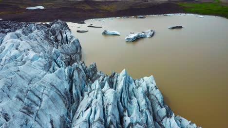 Glaciar-Svínafellsjökull-En-La-Costa-Sur-De-Islandia---Toma-Aérea-De-Drones