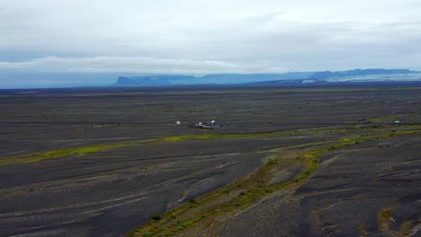 Vista-Aérea-De-Los-Turistas-Visitan-El-Monumento-Del-Puente-Skeidara-En-Svinafell,-Islandia