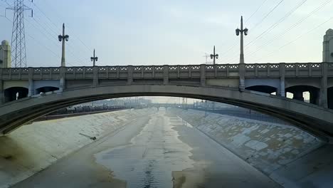 Drücken-Sie-Unter-Der-Innenstadt-Von-La-River-Bogenbrücke-Viadukt-Städtischen-Sturmkanal-Hochwasserschutz,-Antenne