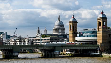 Die-Geschäftige-London-Bridge-Im-Vereinigten-Königreich-An-Einem-Sonnigen-Tag---Zeitraffer