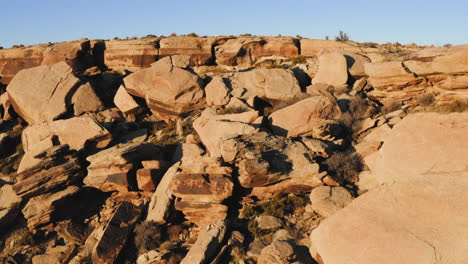 Versteinerte-Bunte-Felsen-Der-Bemalten-Wüste-Im-Sonnenlicht-In-Arizona,-Drohnenschwenk