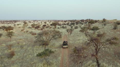 Conducción-De-Camiones-Safari-En-El-Paisaje-Africano-En-Las-Praderas-De-Namibia,-Antena