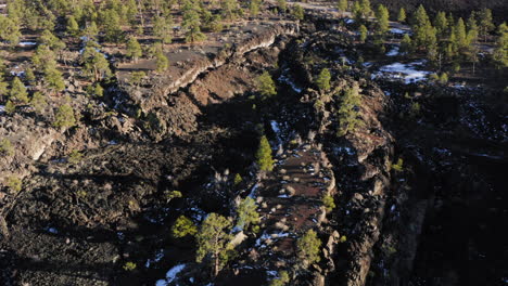 Drohne,-Die-über-Unfruchtbare-Lavabetten-Am-Kratervulkan-Bei-Sonnenuntergang-Fliegt
