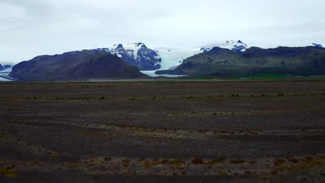 Magnífico-Glaciar-Natural-Y-Paisaje-Montañoso-Del-Sur-De-Islandia---Toma-Aérea