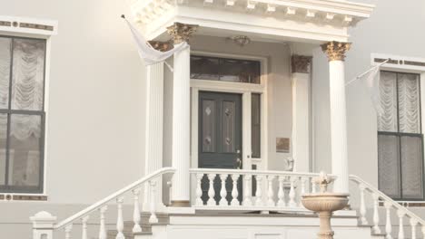 Frontale-Außenansicht-Der-Tür-Mit-Stilvollen-Weißen-Säulen