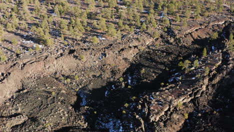Vuelo-De-Drones-Sobre-Un-Viejo-Campo-De-Lava-Seco-Y-Estéril-En-El-Volcán-Del-Cráter-De-La-Puesta-Del-Sol