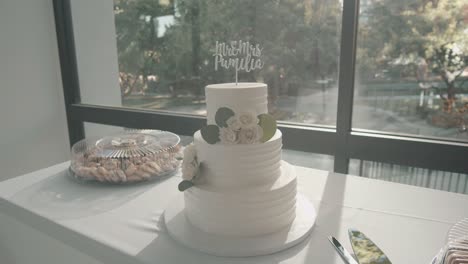 A-beautiful-wedding-cake-with-Mr