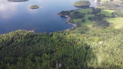 Derwent-Water,-Lake-District,-England-Drohne-Enthüllt-über-Waldbäumen-4k