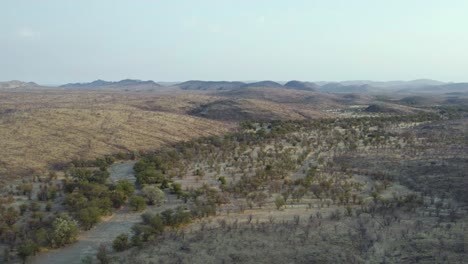 Vista-Aérea-Del-Amanecer-Sobre-El-Parque-Nacional-De-Etosha,-Namibia,-áfrica