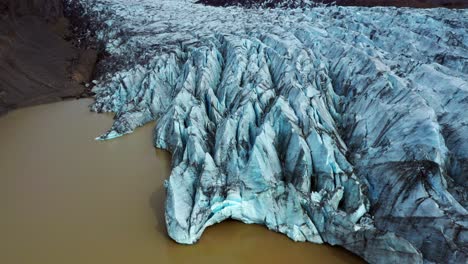 Glaciar-Azulado-De-Svinafellsjokull-Entre-Montañas-En-Islandia