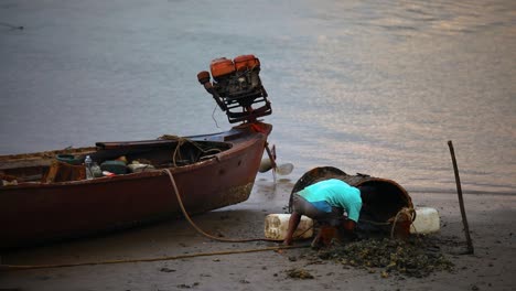 Ein-Einheimischer-Schweißt-Und-Repariert-Sein-Longtail-Boot-Entlang-Des-Flusses-Pak-Nam-In-Krabi,-Thailand