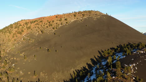 Majestuosa-Montaña-De-Lava-Volcánica-De-Cono-De-Ceniza-Seca-Y-Escarpada-En-La-Tierra