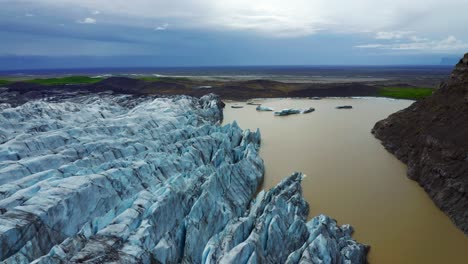 Volar-Sobre-La-Laguna-Con-El-Glaciar-Svinafellsjokull-En-Vatnajökull,-Sur-De-Islandia