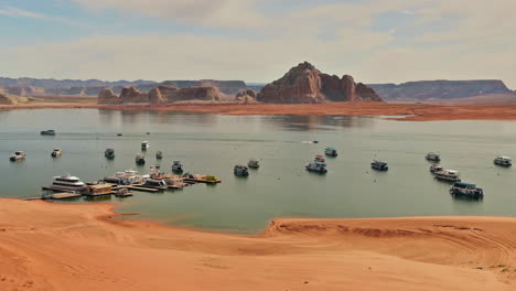 Lake-Powell-with-typical-house-boats-and-speed-boats