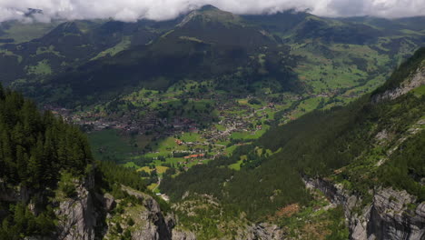 Wide-drone-shot-of-descending-into-Grindelwald,-in-Switzerland’s-Bernese-Alps