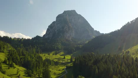 Toma-Cinematográfica-De-Establecimiento-De-La-Montaña-Grosser-Mythen-En-Schwyz,-Suiza
