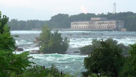 Ein-Blick-Auf-Ein-Kraftwerk-über-Den-Stromschnellen-Des-Niagara-River-Direkt-über-Den-Niagarafällen