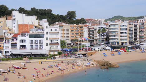 Timelapse-on-the-Costa-Brava-of-Girona-Blanes-Barcelona-beach-with-people-fast-camera-fixed-shot-turquoise-blue-sea