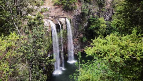 Esta-Es-Una-Impresionante-Caída-De-Agua-En-La-Pequeña-Ciudad-De-Whangarei-En-Nueva-Zelanda