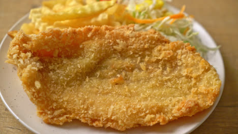 Gebratenes-Fischfilet-Und-Kartoffelchips-Mit-Minisalat