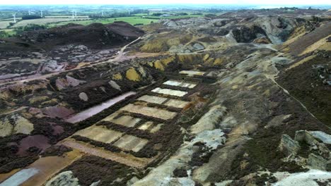 Montaña-Parys-Abandonado-Histórico-Mina-De-Cobre-Piedra-Roja-Industria-Minera-Paisaje-Vista-Aérea-Reversa-Ojo-De-Pájaro-Izquierda