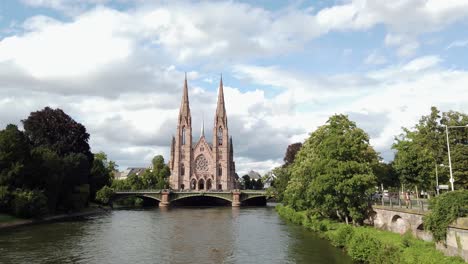 Zu-Fuß-über-Den-Fluss-In-Straßburg-Mit-Der-Schönen-St