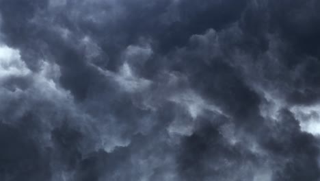 Graue-Und-Dunkle-Cumulonimbus-Wolken,-Die-Sich-Mit-Gewitter-Am-Himmel-Bewegen