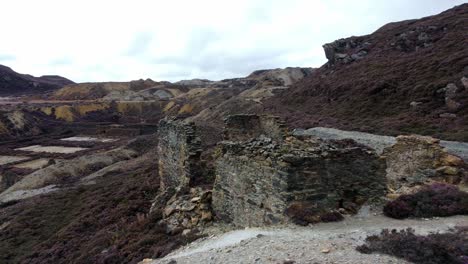 Seltsame-Verlassene-Historische-Verfallene-Kupfermine-Ruinenlandschaft-Luftbild-Orbit-Links