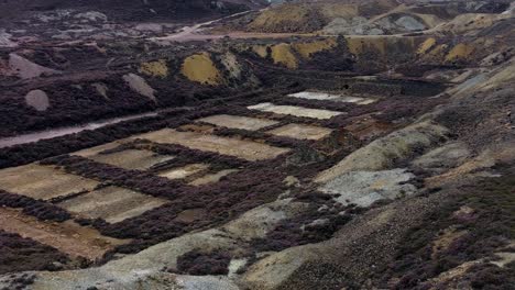 Montaña-Parys-Abandonada-Histórica-Mina-De-Cobre-Piedra-Roja-Industria-Minera-Paisaje-Vista-Aérea-Acercar