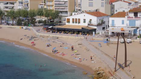 Zeitraffer-An-Der-Costa-Brava-Von-Girona-Blanes-Barcelona-Strand-Mit-Menschen-Schnelle-Kamera-Fixierte-Aufnahme-Türkisblaues-Meer