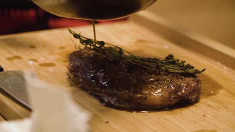 Gießen-Sie-Braune-Soße-Auf-Frisch-Gekochtes-A4-Wagyu-Steak,-Das-Mit-Thymian-Garniert-Ist