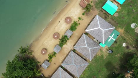Filmaufnahme,-Luftaufnahme-Eines-Resorts-An-Der-Küste,-Weißer-Sandstrand,-Bungalows-In-Roxas,-Palawan