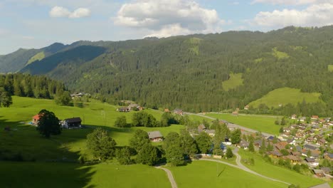 Sockel-Nach-Oben-Zeigt-Schwyz,-Schweiz-In-Den-Schweizer-Alpen