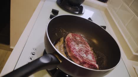 Japanisches-A4-wagyu-steak-Kochen-Mit-Brutzelndem-öl,-Das-In-Einer-Pfanne-Gekocht-Wird