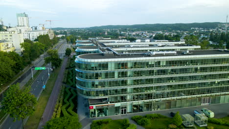 Vista-Exterior-De-Vidrio-Del-Edificio-Ppnt-Con-Tráfico-Urbano-En-Gdynia,-Polonia