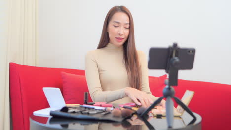 Hübscher-Asiatischer-Vlogger,-Der-Vlog-über-Hautpflege-schönheits-make-up-produkte-Mit-Smartphone-Aufzeichnet