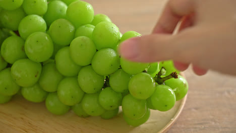 beautiful-and-fresh-green-grape